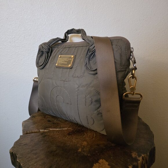 Marc by Marc Jacobs Quilted Nylon Laptop Bag Taupe Gray Gold Hardware Crossbody - Picture 13 of 16
